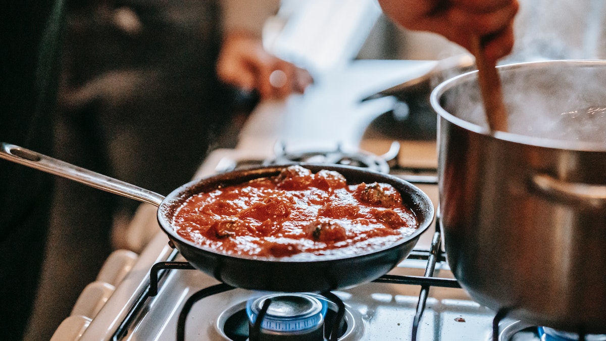 8 Best Non stick Cooking Pots in Kenya And Their Prices